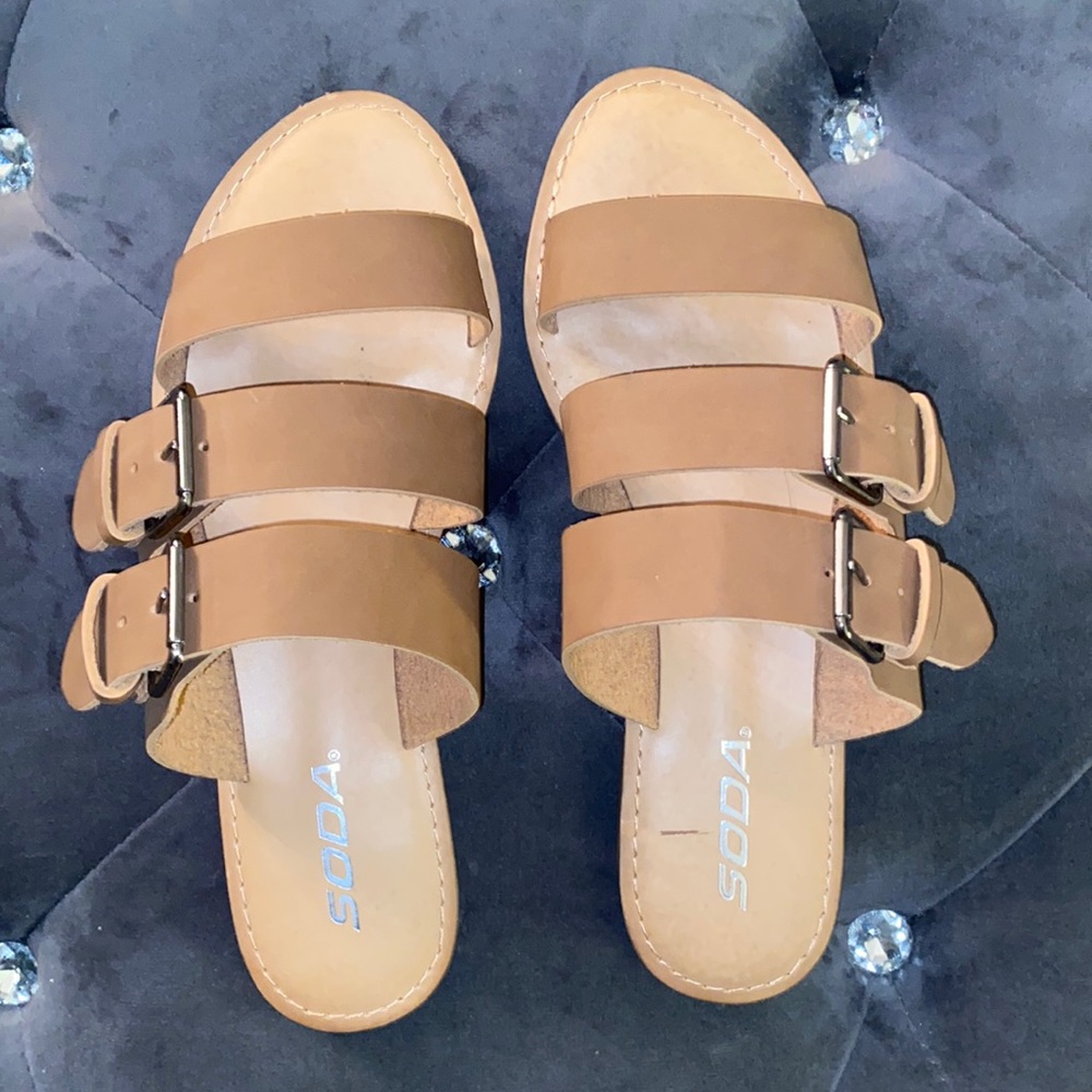 Cute sandals with double buckle